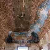 L'ambiente � ricoperto da una volta a padiglione che conserva ancora una parte del ricco affresco originale, caratterizzato da un azzurro intenso